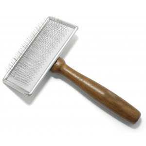 Carde pour chiens - picots souples et manche en bois - moyen modèle